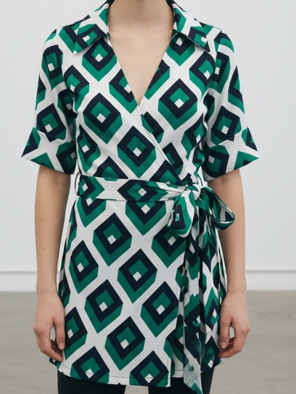 Diane Von Furstenberg Women’s 3/4 Sleeve Geo Green 100% Silk Top Wrap Sz 8 Boho